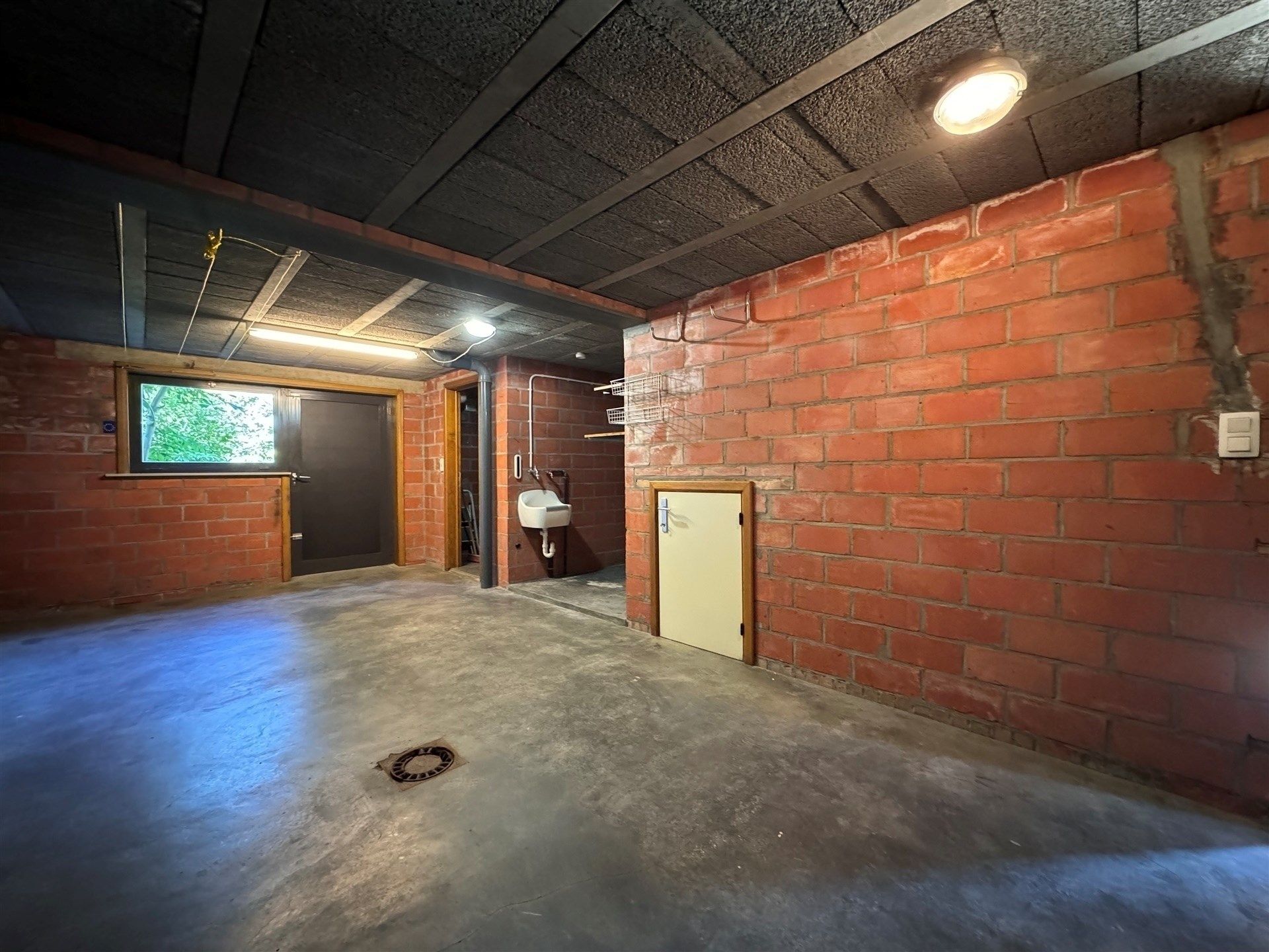 Gerenoveerd ruim appartement met tuin en garage gelegen in de wijk “Het Westveld”. foto 24