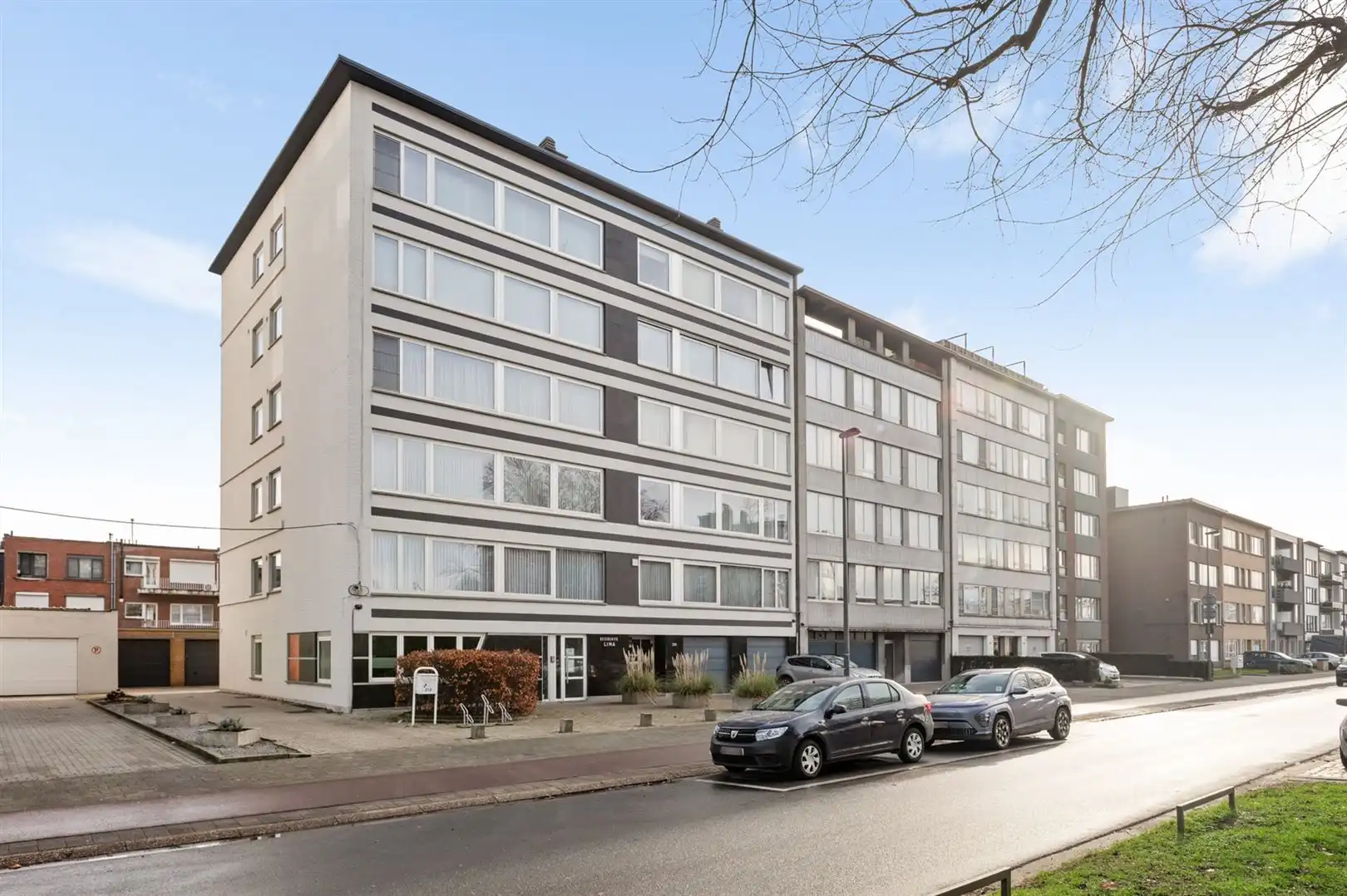 Instapklaar kantoor of handelspand langs bruisende Lambrechtshoekenlaan. foto {{pictureIndex}}