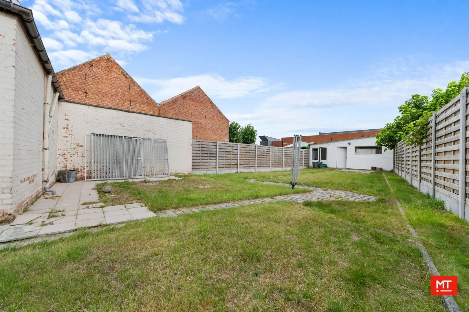 Bijzonder ruime woning met opslagruimte, dubbele garage en uitweg in centrum Langemark foto 17