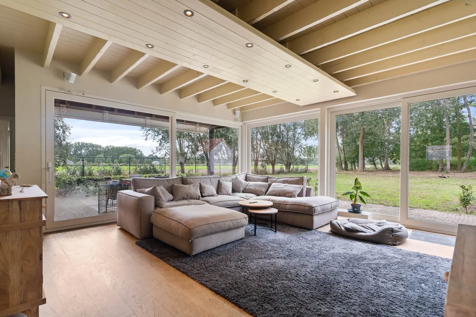 Unieke hoeve met bijgebouw op 19.459 m² grond, verscholen in het groen foto 3