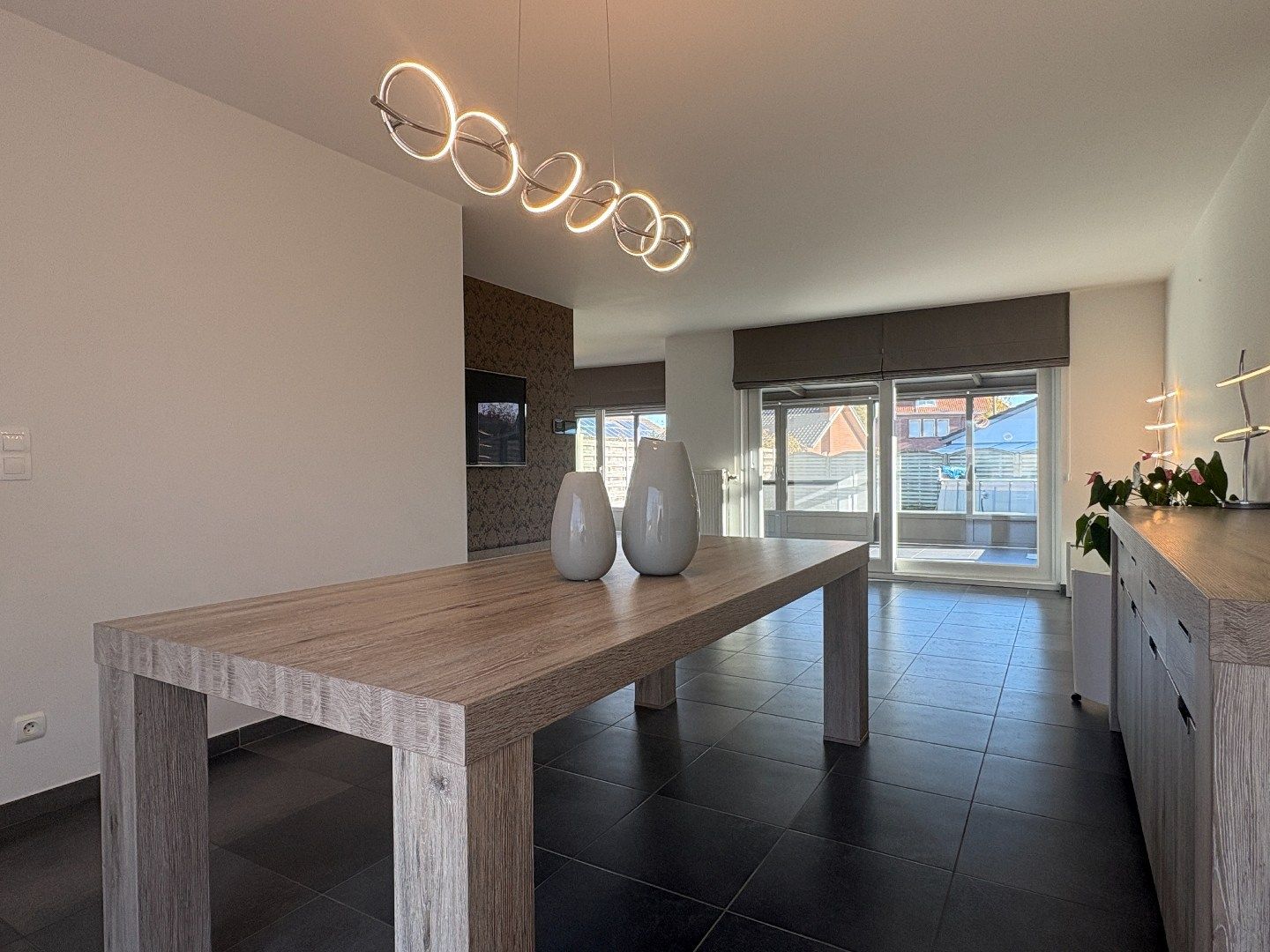 Recentbouw op uiterst rustige ligging met 3 slks, inpandige garage en grote oprit. foto 6