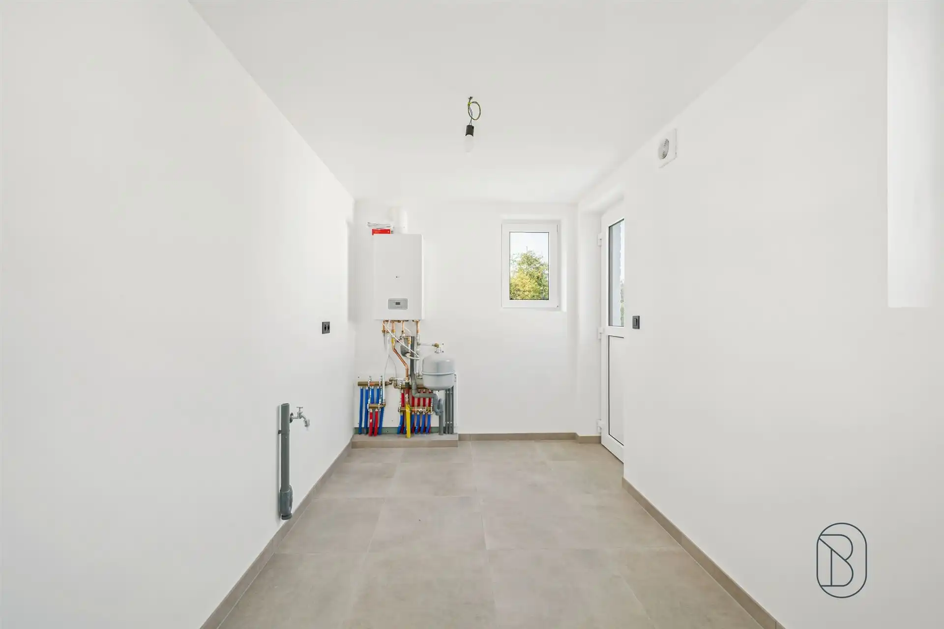 Charmant gerenoveerde woning met grote aangename tuin en handige oprit. foto 17