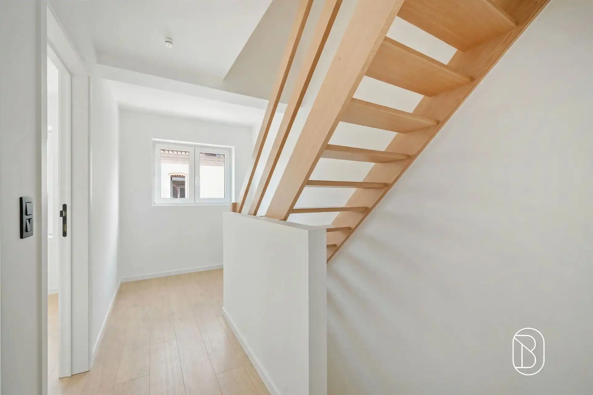 Charmant gerenoveerde woning met grote aangename tuin en handige oprit. foto 11