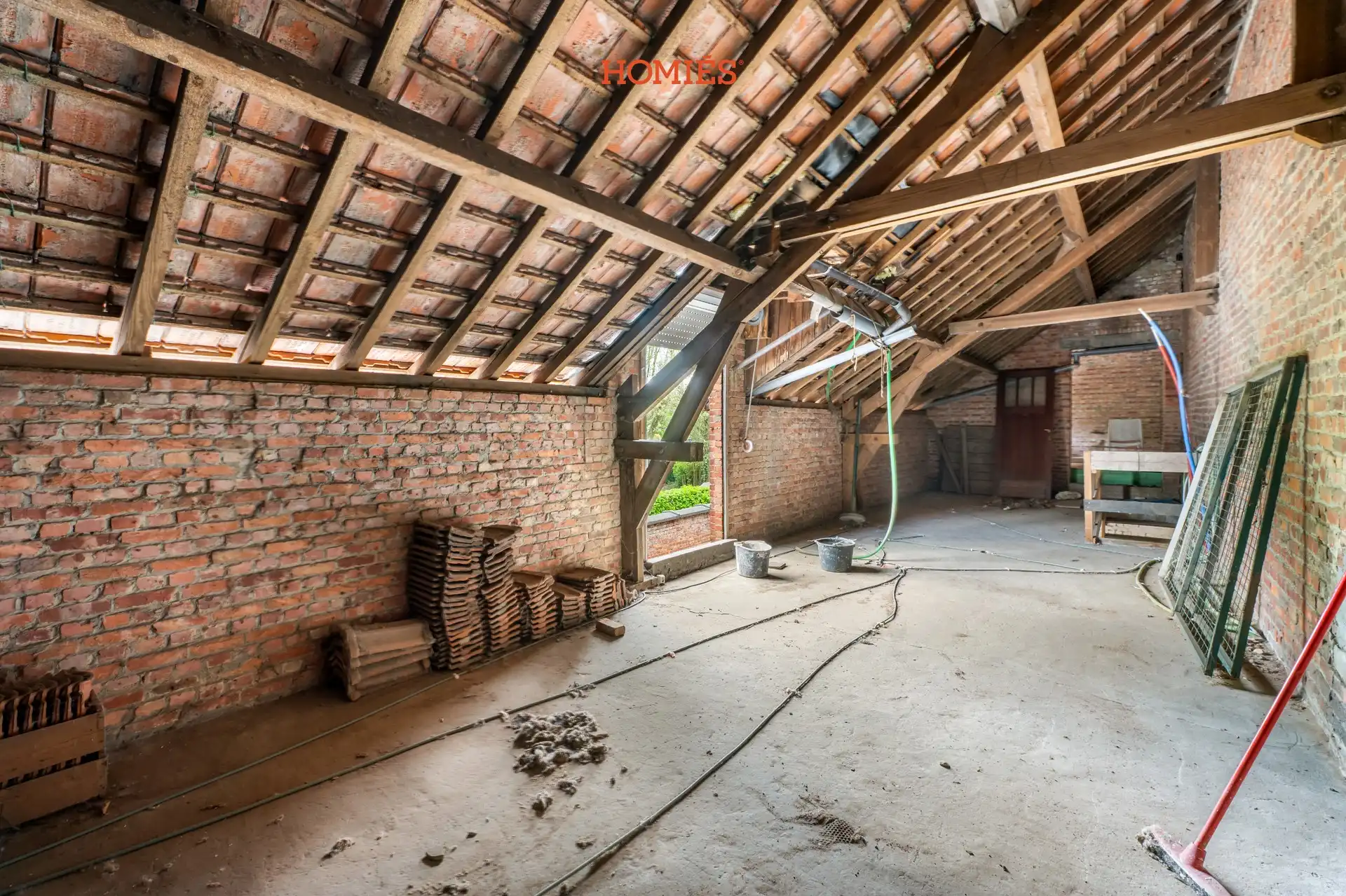 Karaktervolle deels gerenoveerde woning met schuur en tuin foto 18