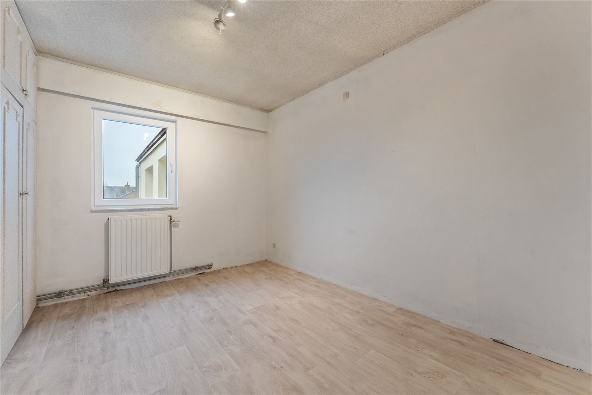 VERNIEUWD APPARTEMENT MET 2 SLAAPKAMERS PAL IN HET CENTRUM VAN BERINGEN foto 15