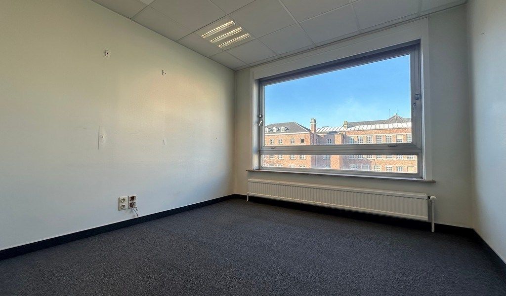 Lichtrijk kantoor te huur in hartje Gent foto 8