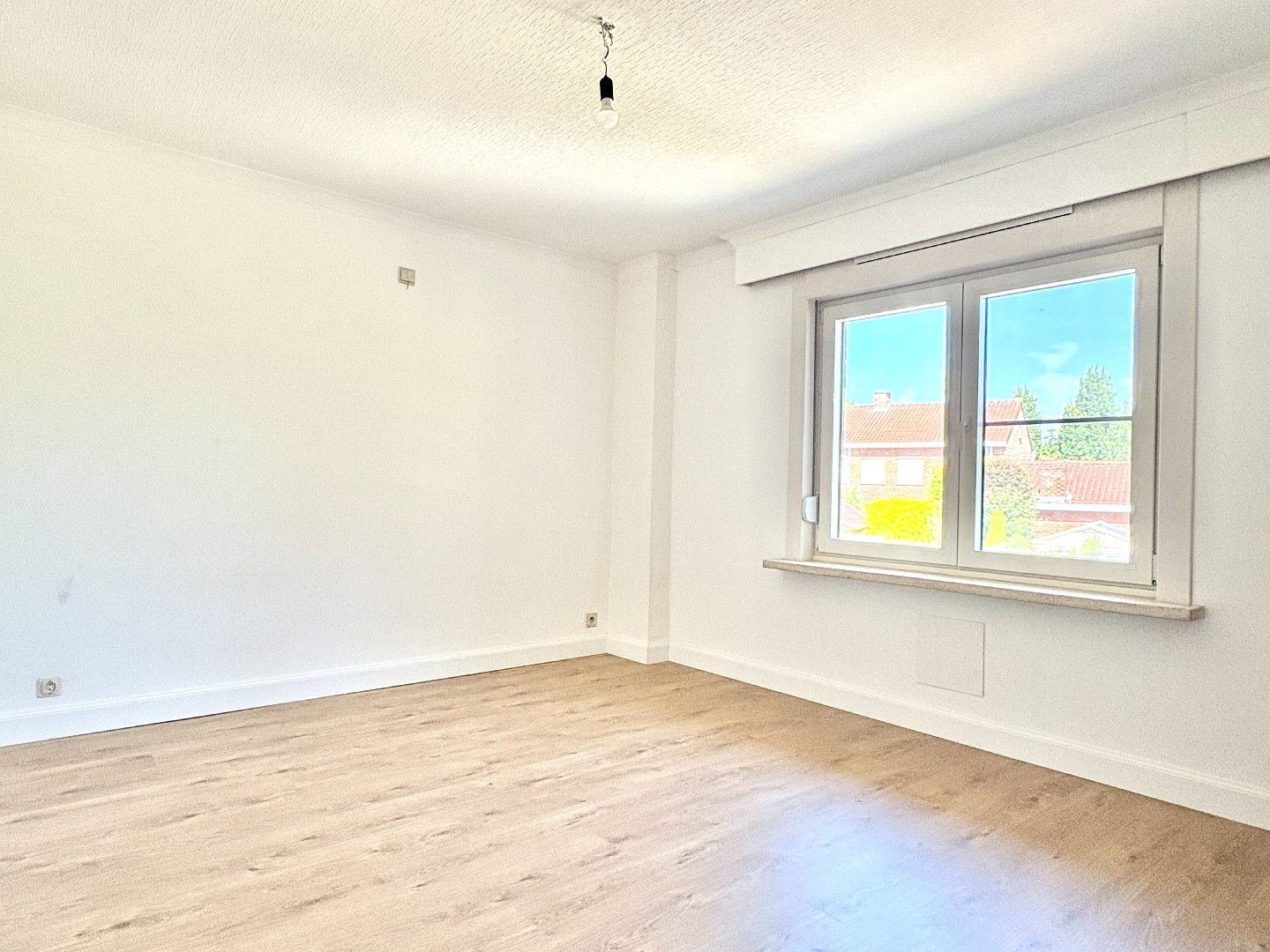 Rustig gelegen woning in een doodlopende straat met tuin en garage foto 6