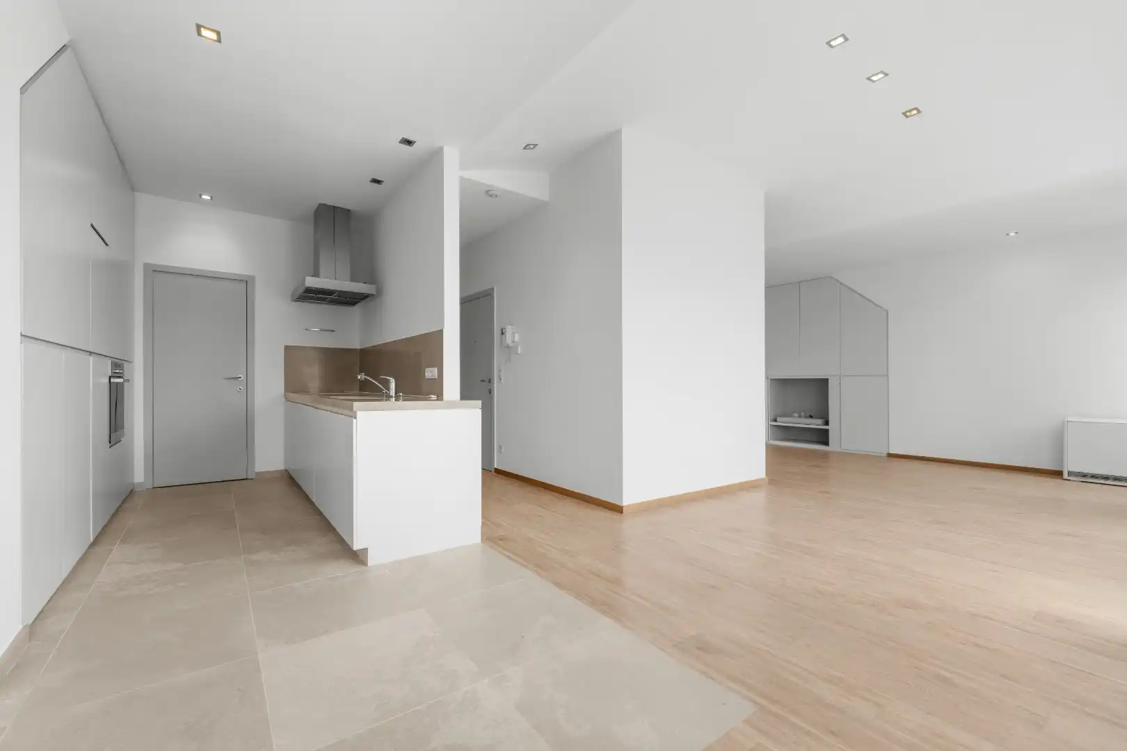 Instapklaar appartement met zonnig terras op toplocatie in Ieper foto 4