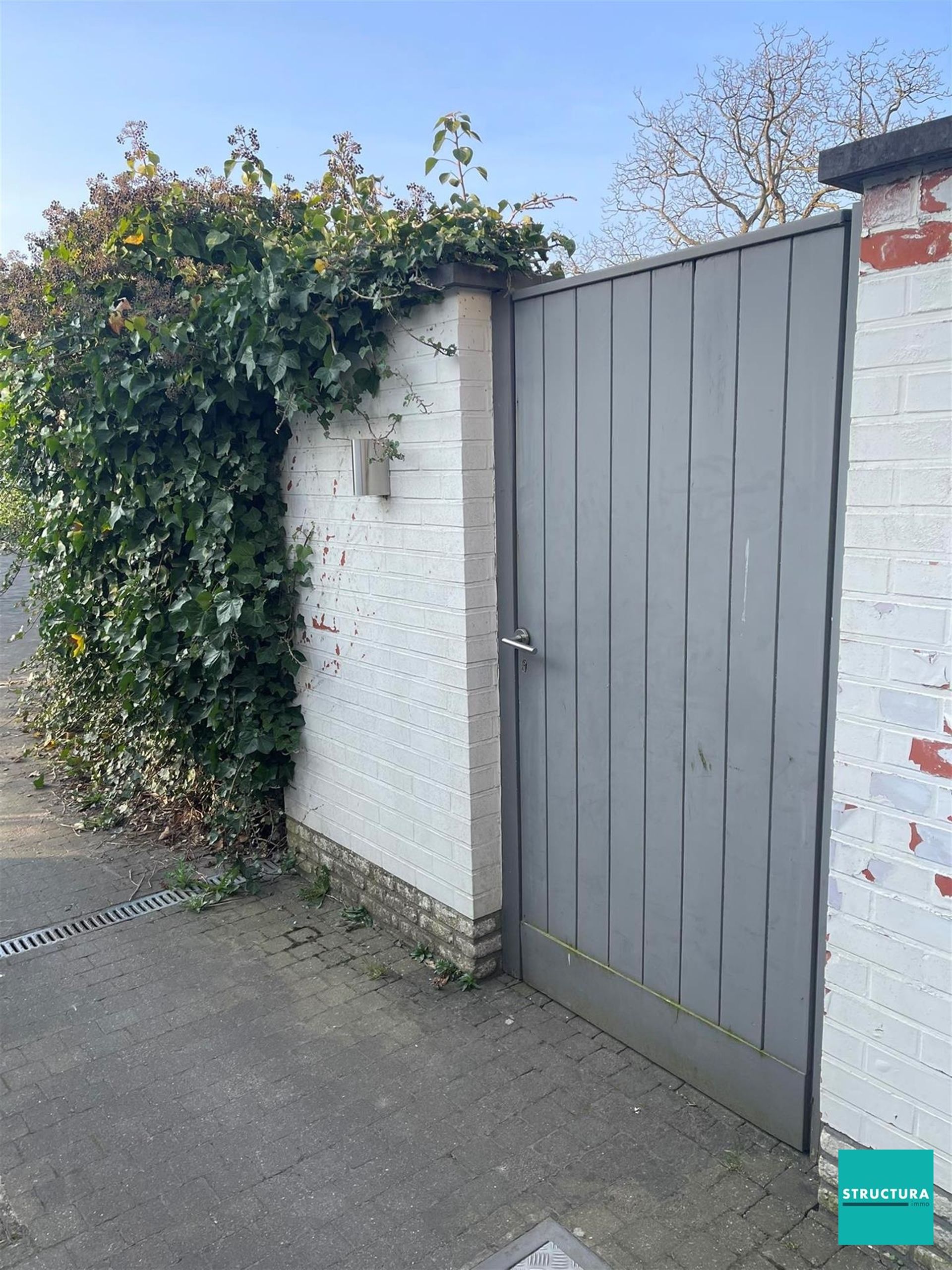 Gelijkvloers appartement met ruime tuin en twee carports foto 16