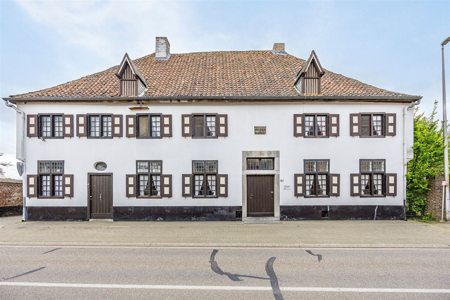 Prachtige 18e-eeuwse hoeve in Maasstijl gelegen in de dorpskern van Ophoven op een perceel van 27a50ca, genaamd "Huize Reynders".  foto 2