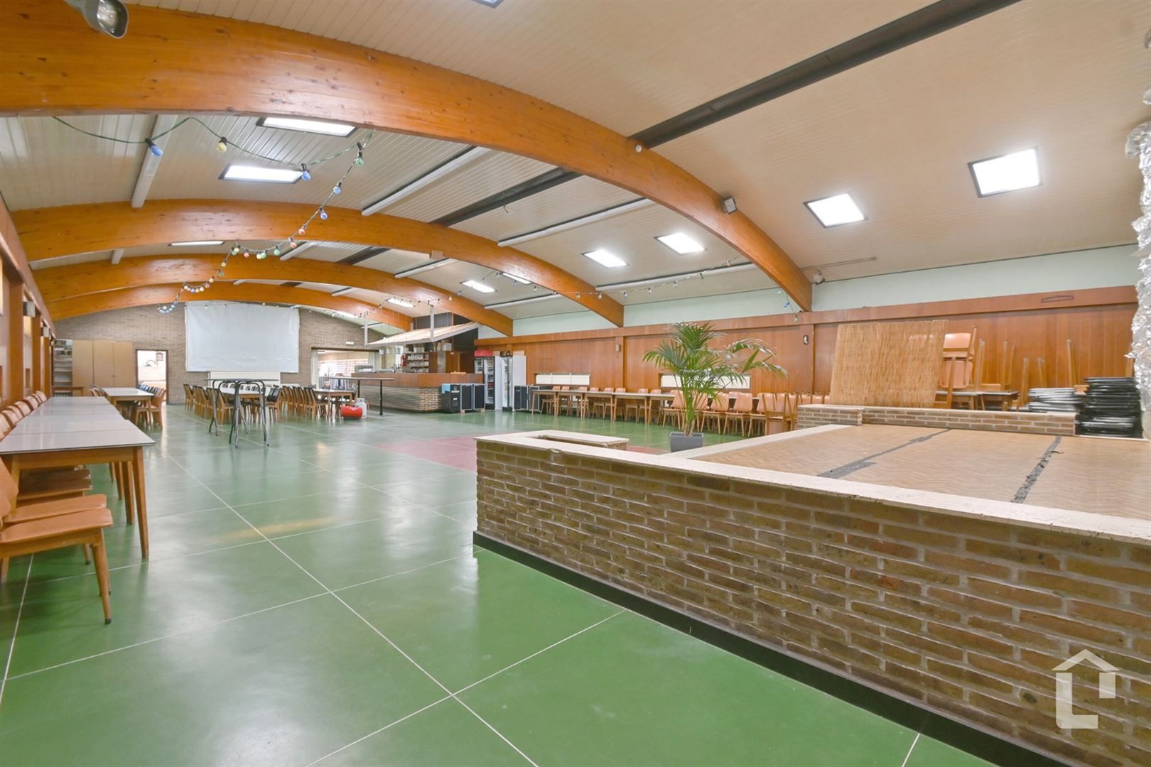 Handelspand met feestzaal op prachtig terrein met bos foto 7