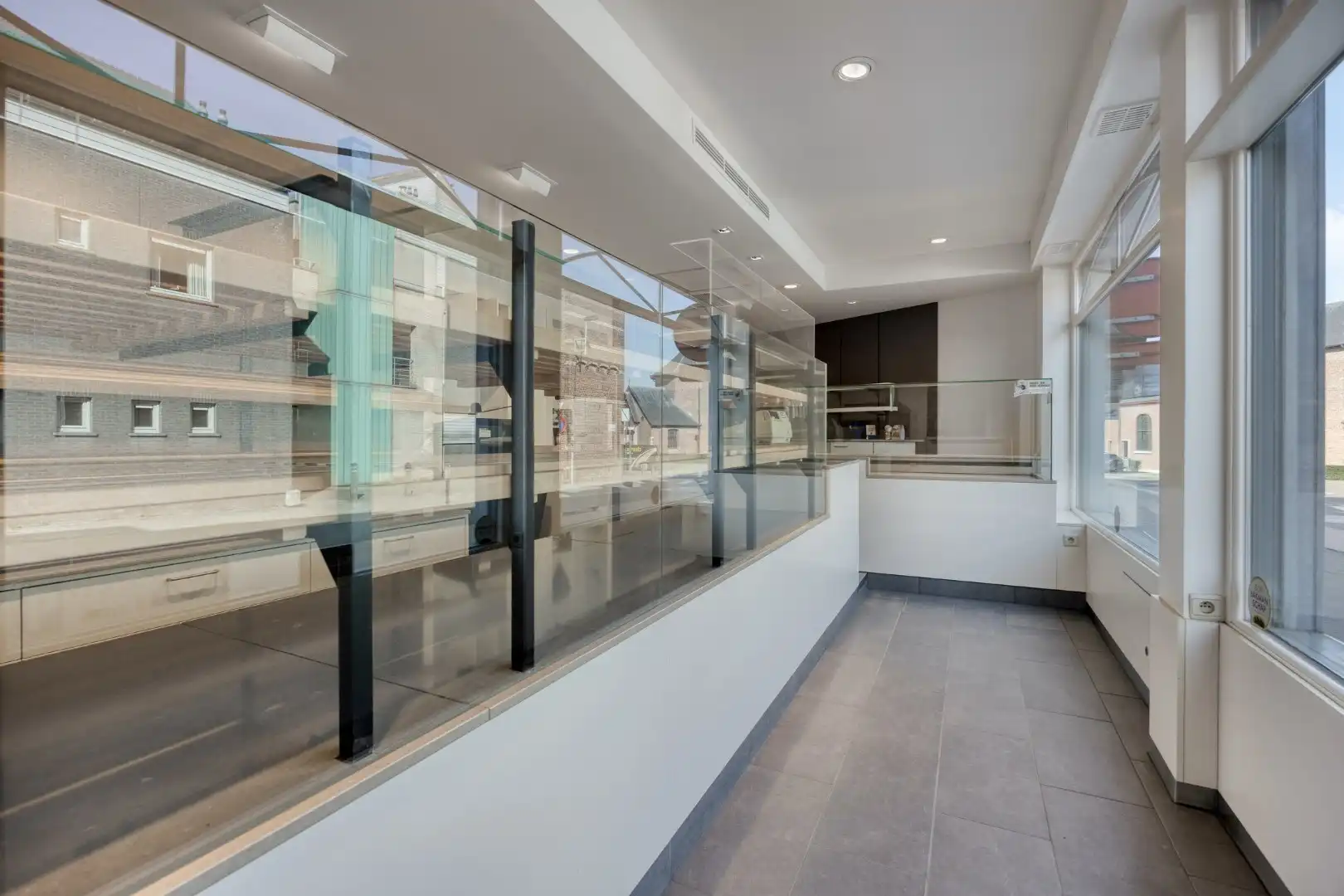 Goed gelegen handelspand met woonst! foto 2