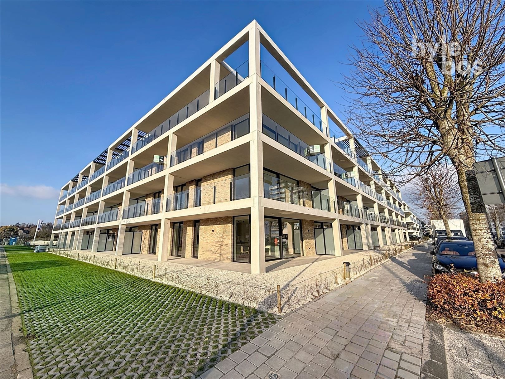 2 slaapkamer nieuwbouwappartement met scheldezicht foto {{pictureIndex}}