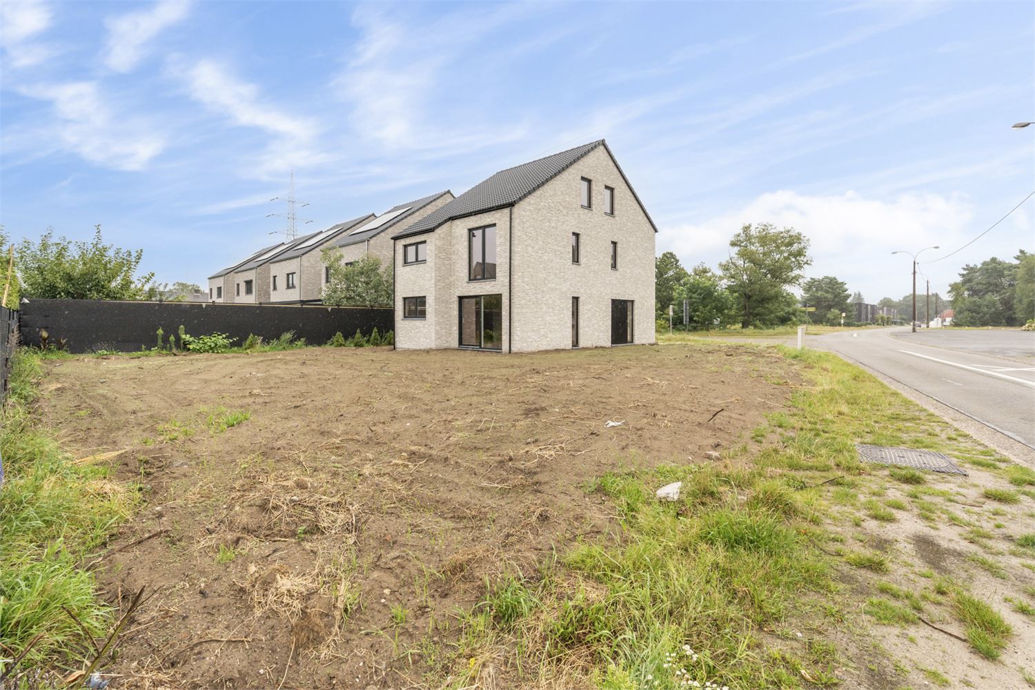 IDEALIS VASTGOED - ROYALE CASCO-WONING MET EEN HEERLIJK LICHTRIJKE WOONKAMER MET OPEN KEUKEN EN AANSLUITEND DE BERGPLAATS, 3 SLAAPKAMERS (MEER MOGELIJK), EEN RUIME BADKAMER EN RUIME 2DE VERDIEPING OP KNAP HOEKPERCEEL VAN +- 5A 54CA! foto 9