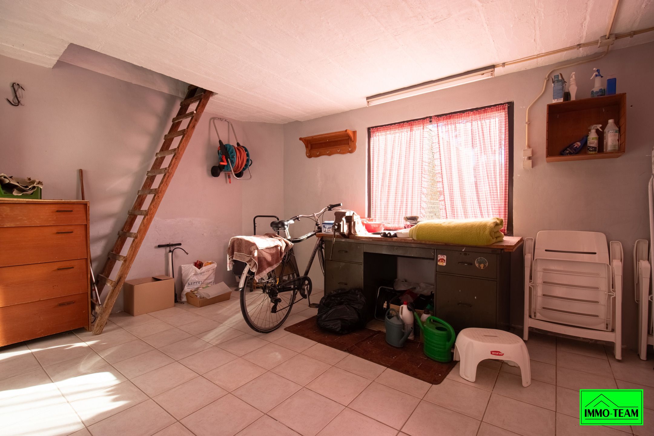 Op te frissen gezinswoning met ruime tuin en garage foto 17