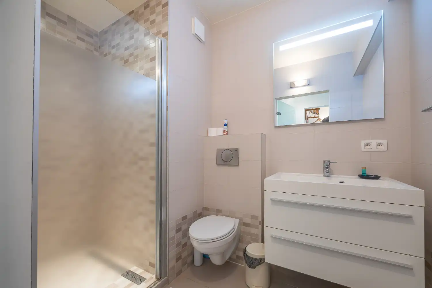 Lichtrijk 2-slaapkamer appartement op steenworp van het strand foto 10