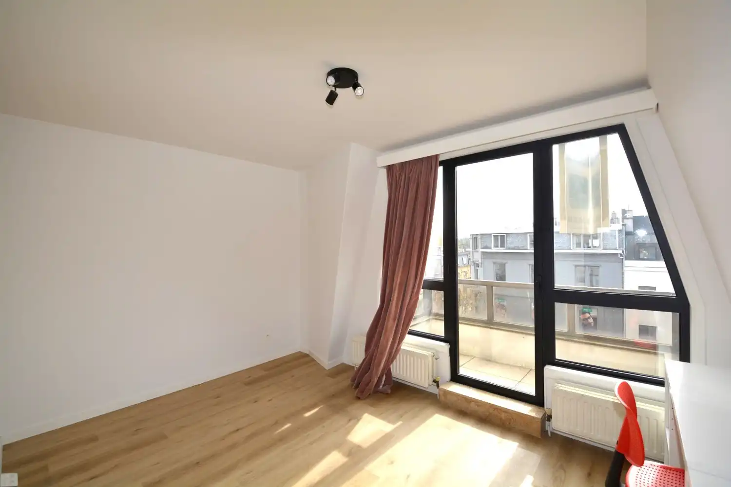 INSTAPKLAAR APPARTEMENT MET 2 SLK EN 2 RUIME TERRASSEN! foto 8