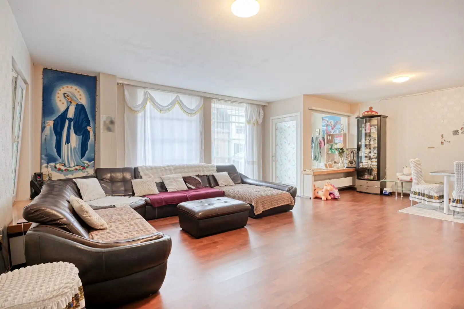 Ruim gelijkvloers appartement met 3 SLPKS, tuin en twee overdekte staanplaatsen !  foto 4