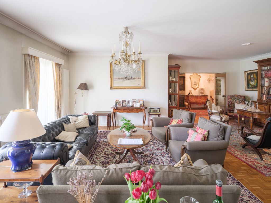 Ruim en stijlvol 2 slpk-appartement (bew.opp. 137 m2) met terras, gelegen op de eerste verdieping van de standingvolle residentie ‘Trianon’ op slechts 10 minuten van 'Centrum Gent'. foto {{pictureIndex}}