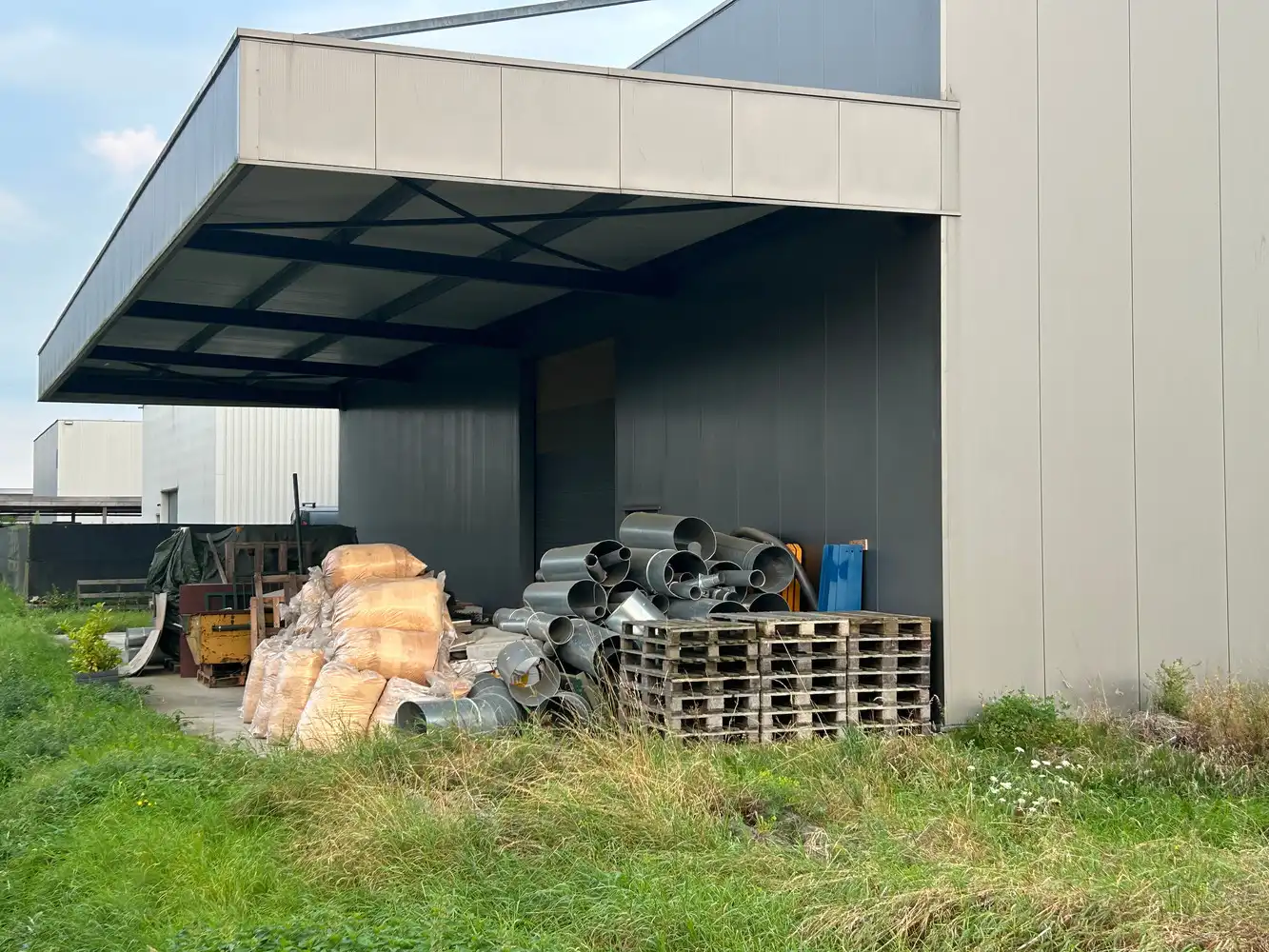 BEDRIJFSPAND MET WOONST foto 6