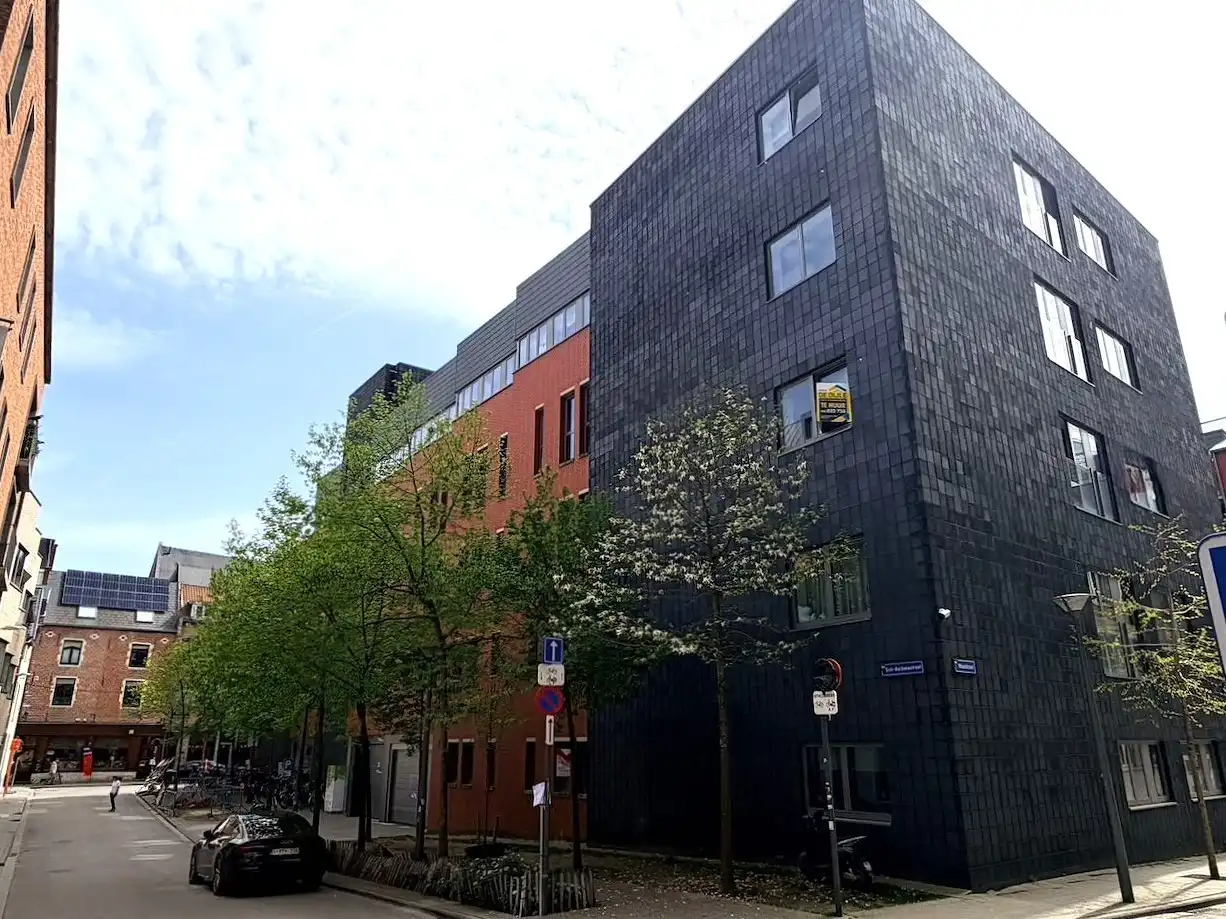 Centraal gelegen bemeubeld appartement MET autostaanplaats foto 2