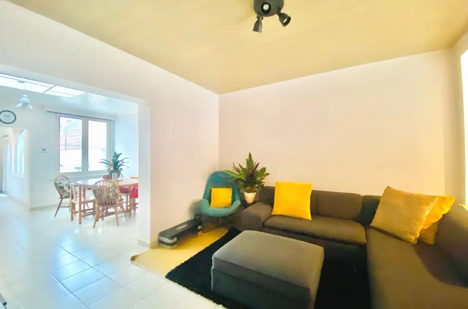 Huis met 2 slaapkamers, achteruitweg en tuin. foto 2