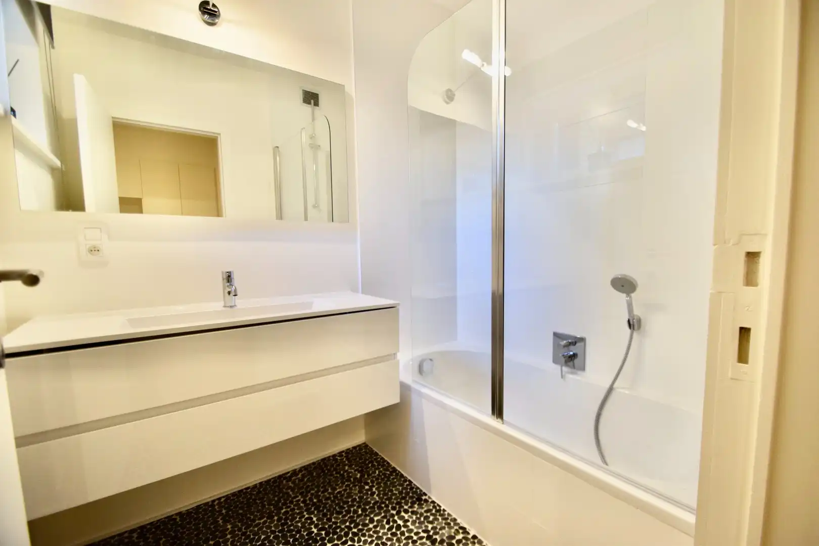 Hedendaags appartement genietend van zijdelings zeezicht, vlakbij de zee. foto 11