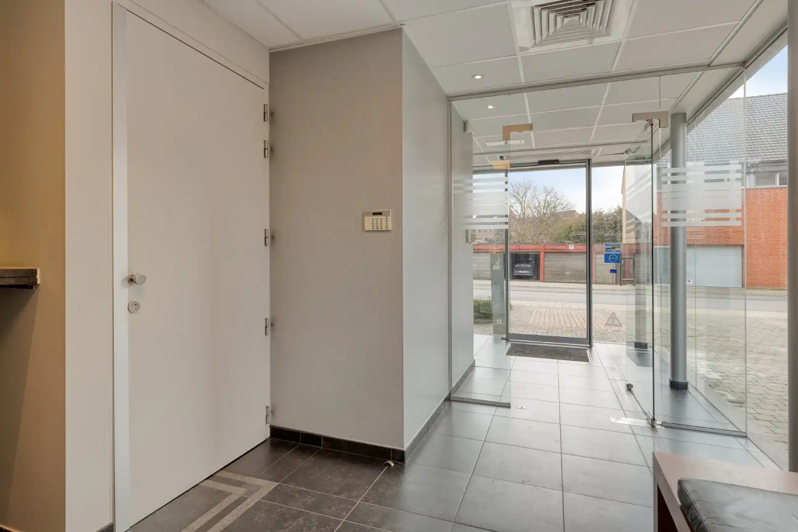 Instapklaar handelspand met ruime kelder en voldoende parking in het centrum van Geel ! foto 4