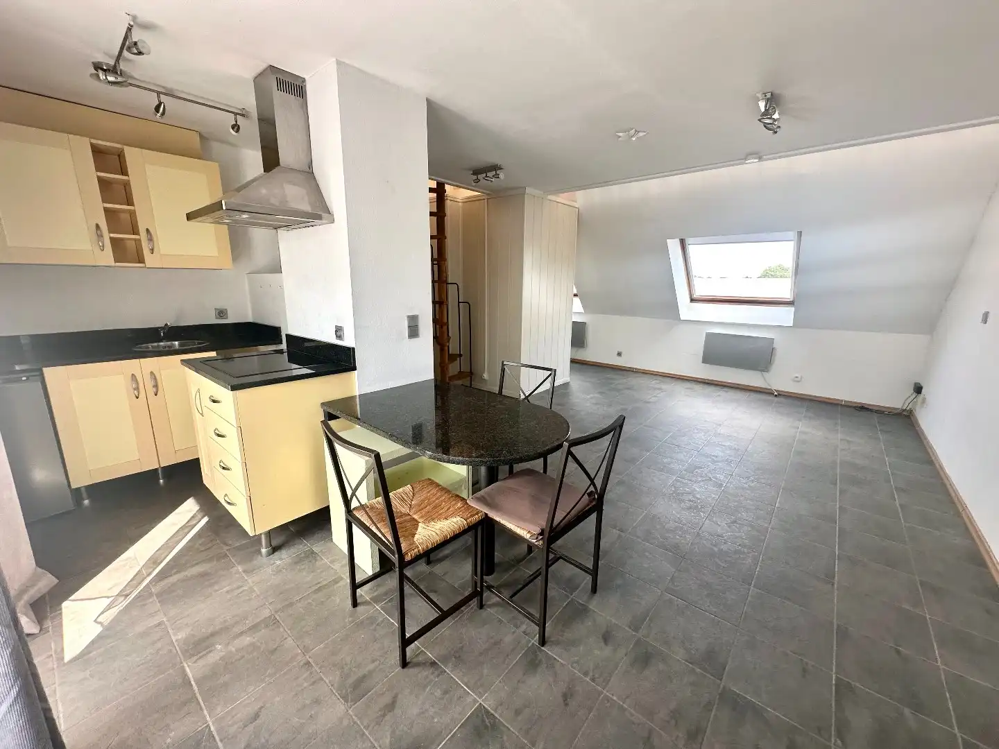 Gezellig duplex-appartement met terras en autostandplaats in rustige wijk te Hasselt foto 2