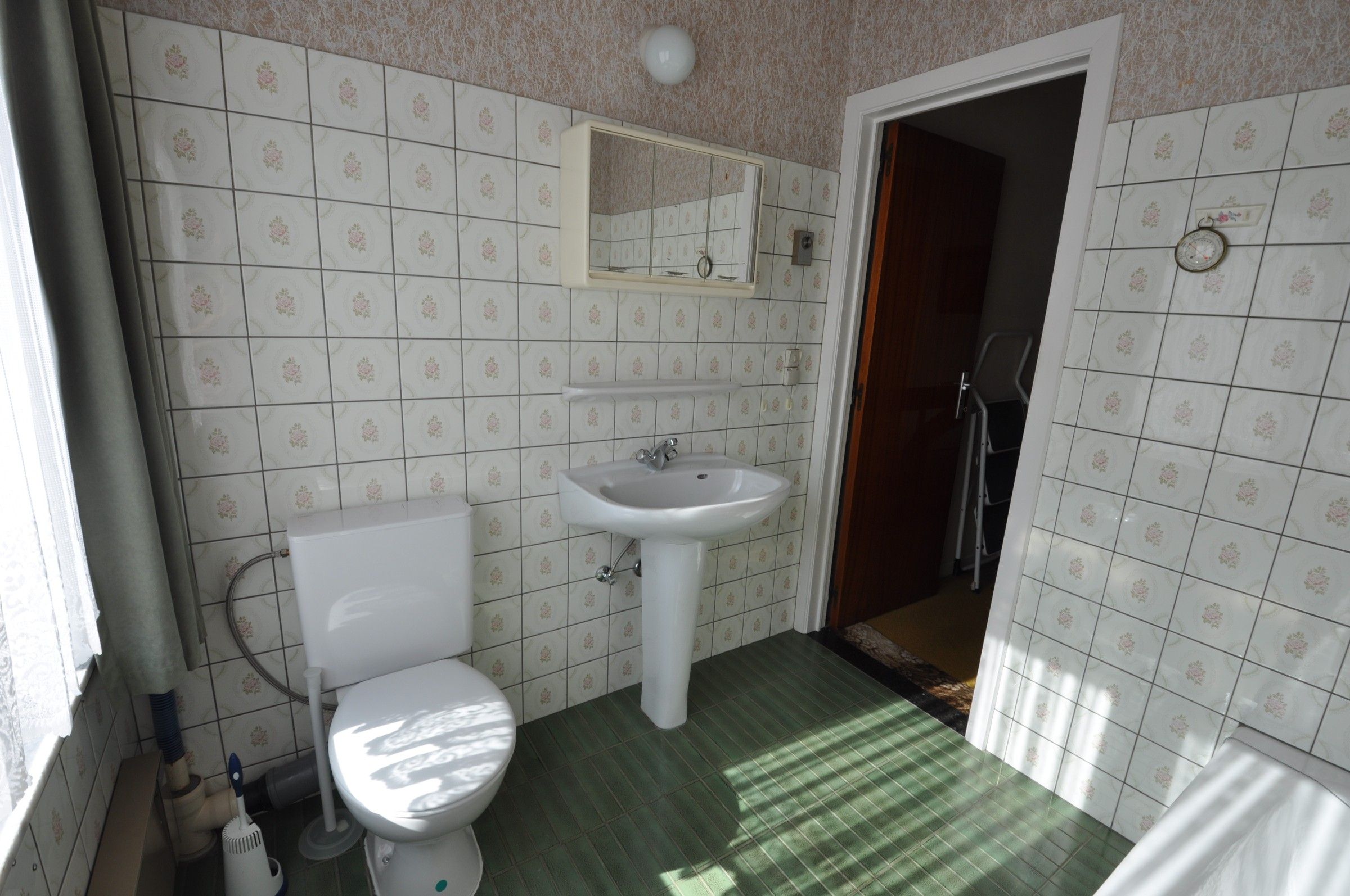 Ruime woning met veel potentieel en grote tuin ! foto 14