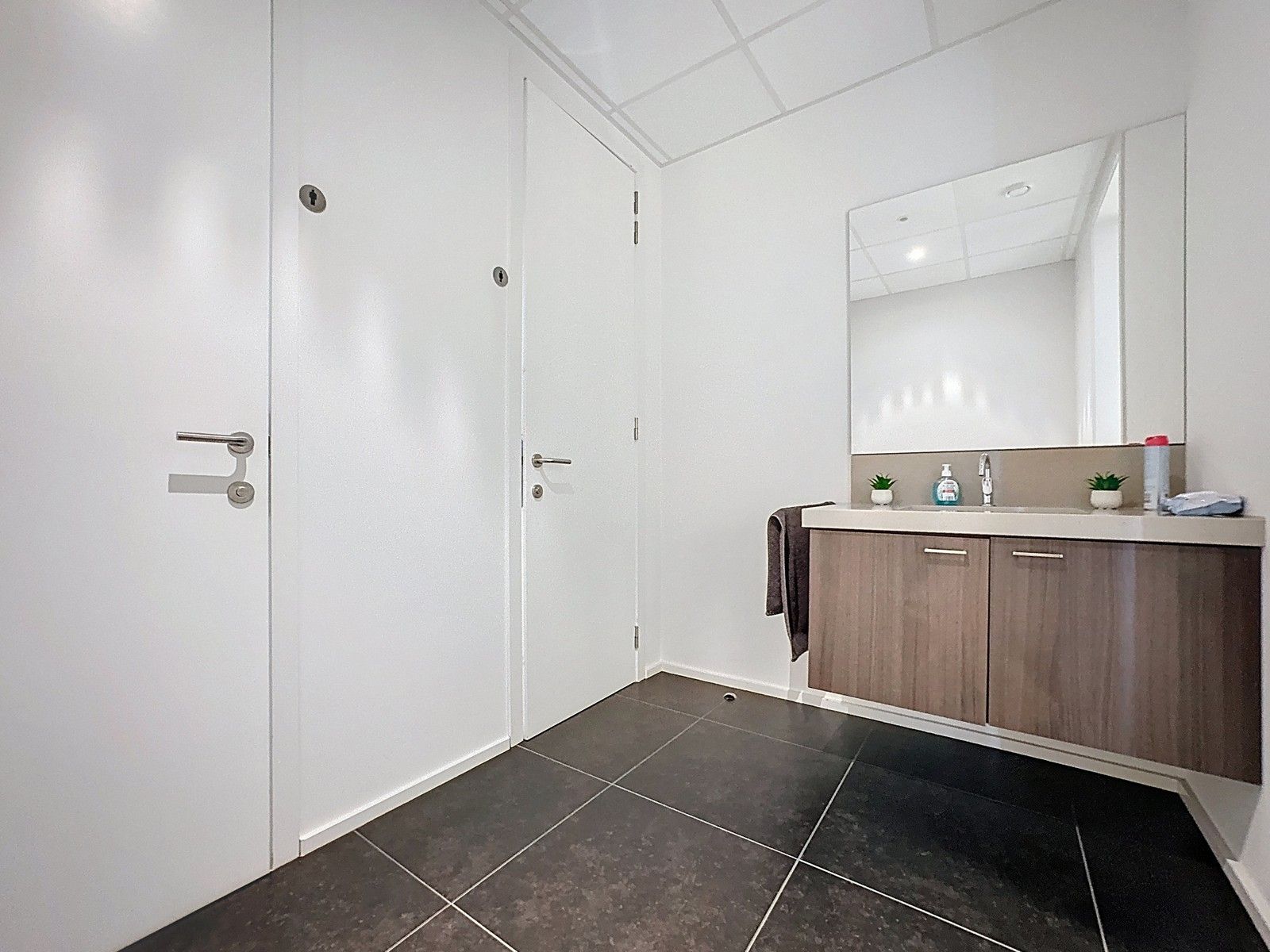 Instapklare KANTOORRUIMTEN (436m²) voorzien van alle comfort (databekabeling, airco,...) en private parkeergelegenheid. Vlot bereikbaar via Expresweg van Brugge! foto 7
