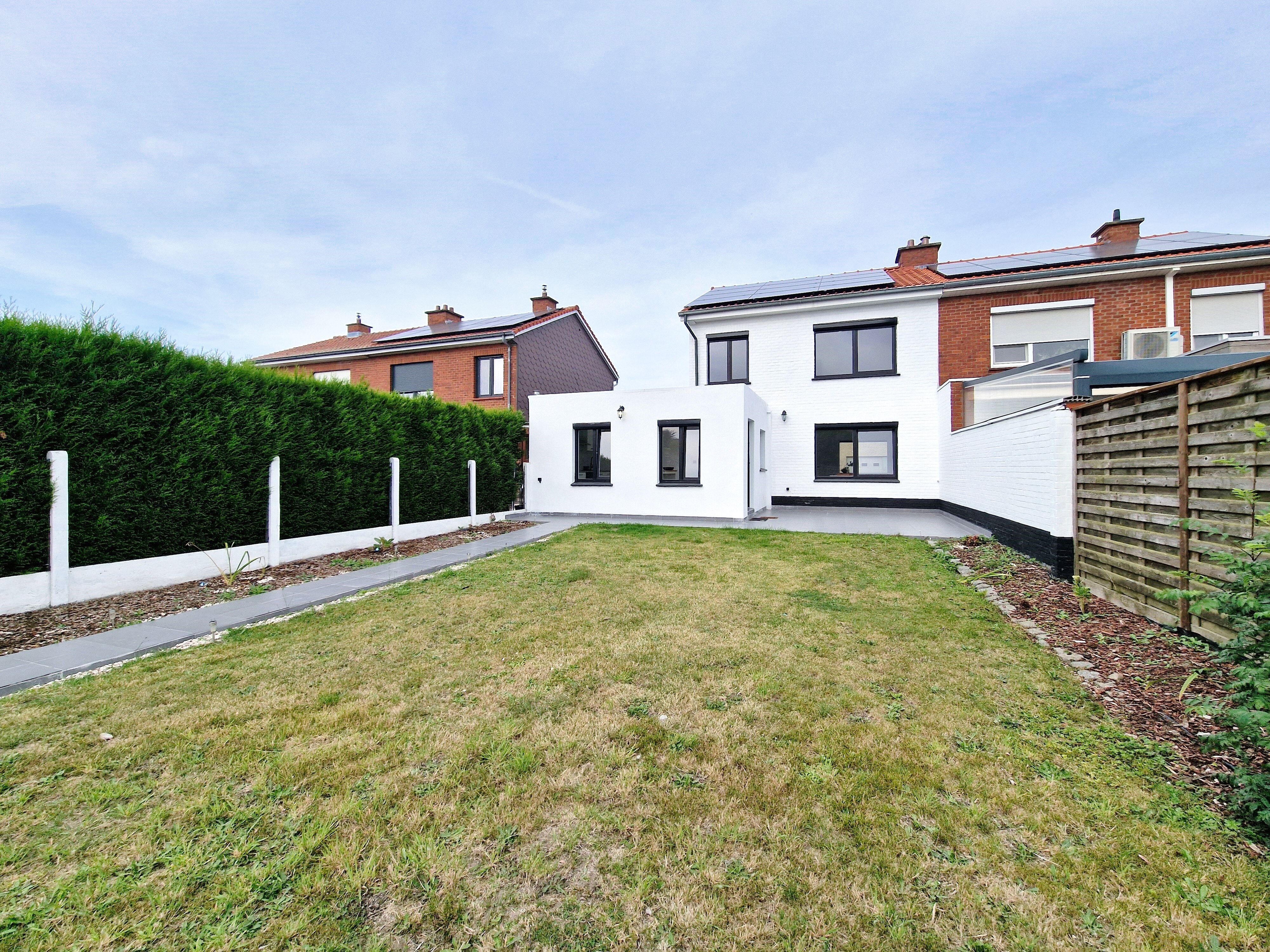 Energiezuinige, instapklare gezinswoning met tuin! foto {{pictureIndex}}