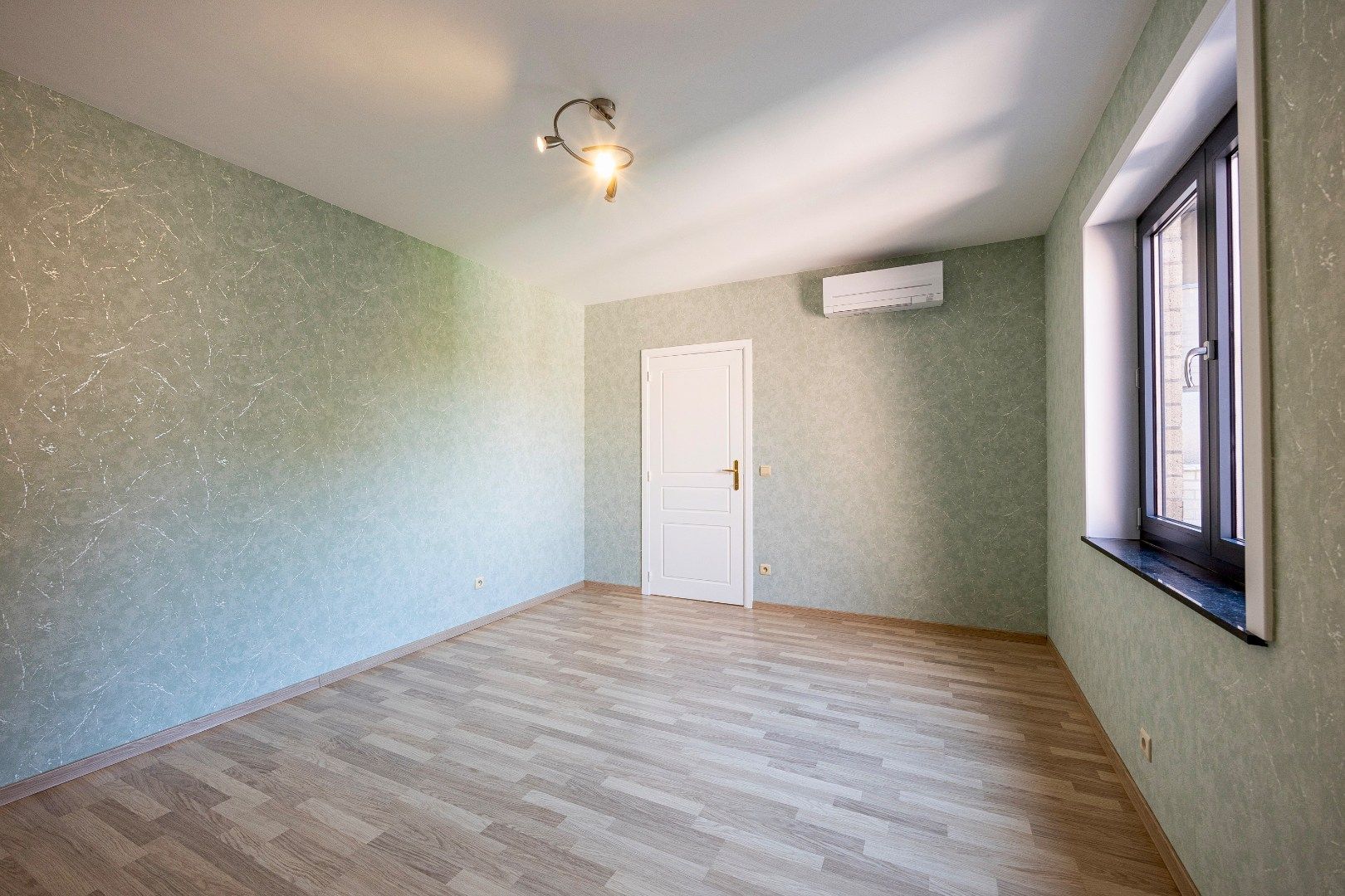 Instapklaar en energiezuinig appartement met 2 slpk te Buizingen. foto 13