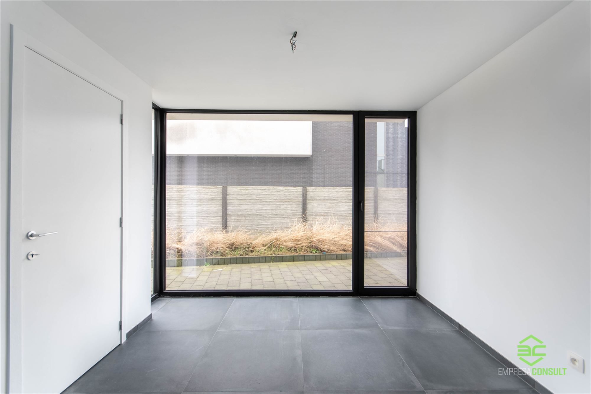 Toonzaal met appartement en 2 ruime garages op een topligging! foto 5