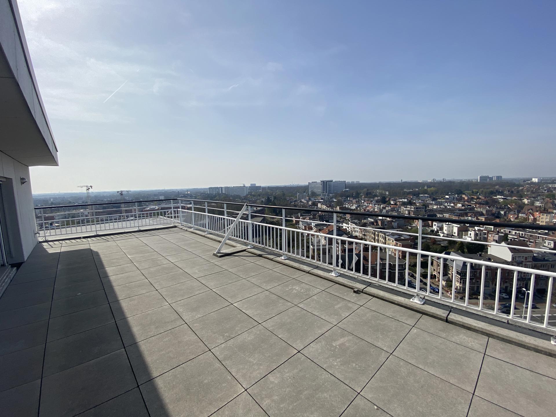 Zeer gezellig gemeubeld dakappartement met riant zonneterras foto {{pictureIndex}}
