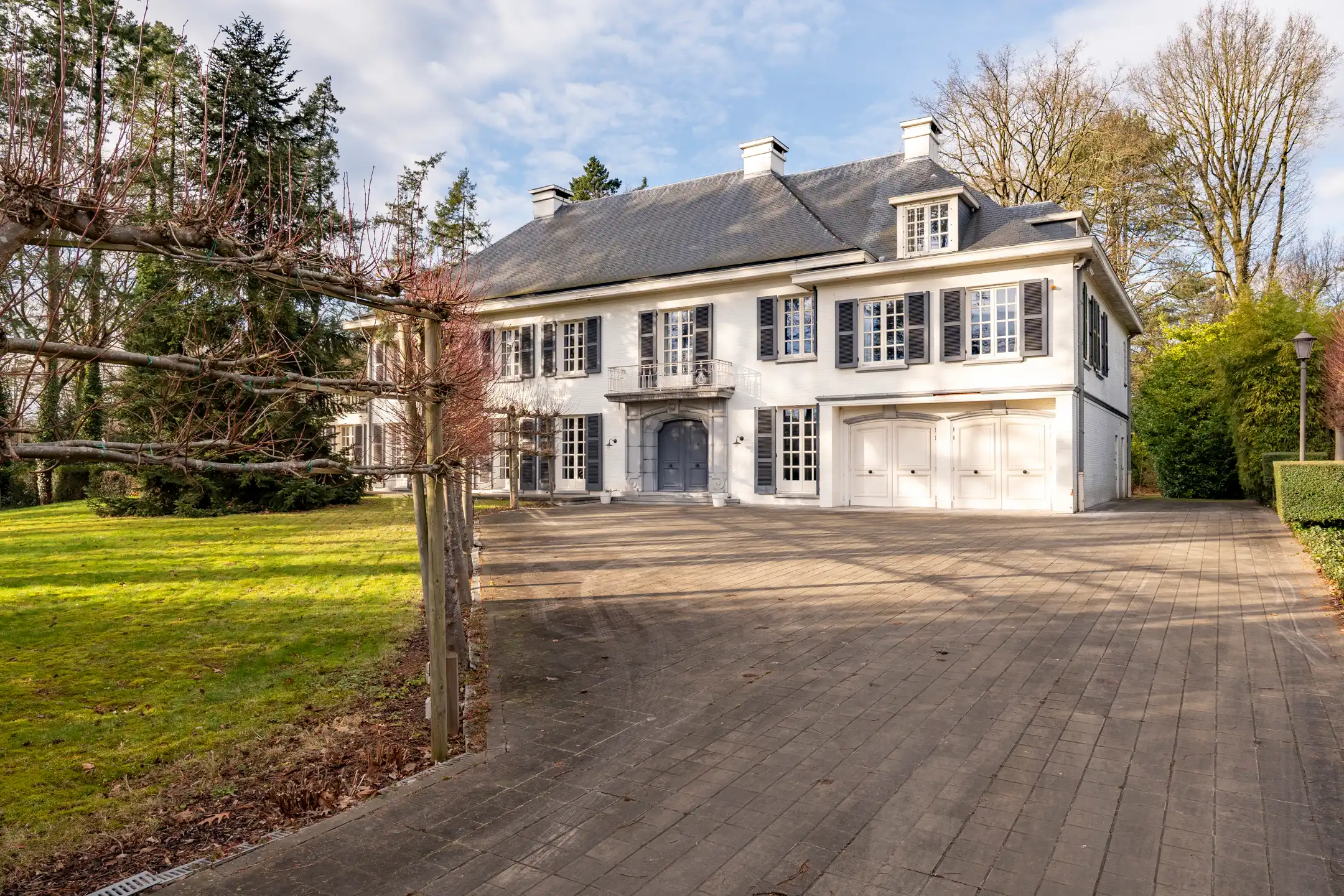 Villa met binnenzwembad en conciërgerie op riant perceel foto {{pictureIndex}}