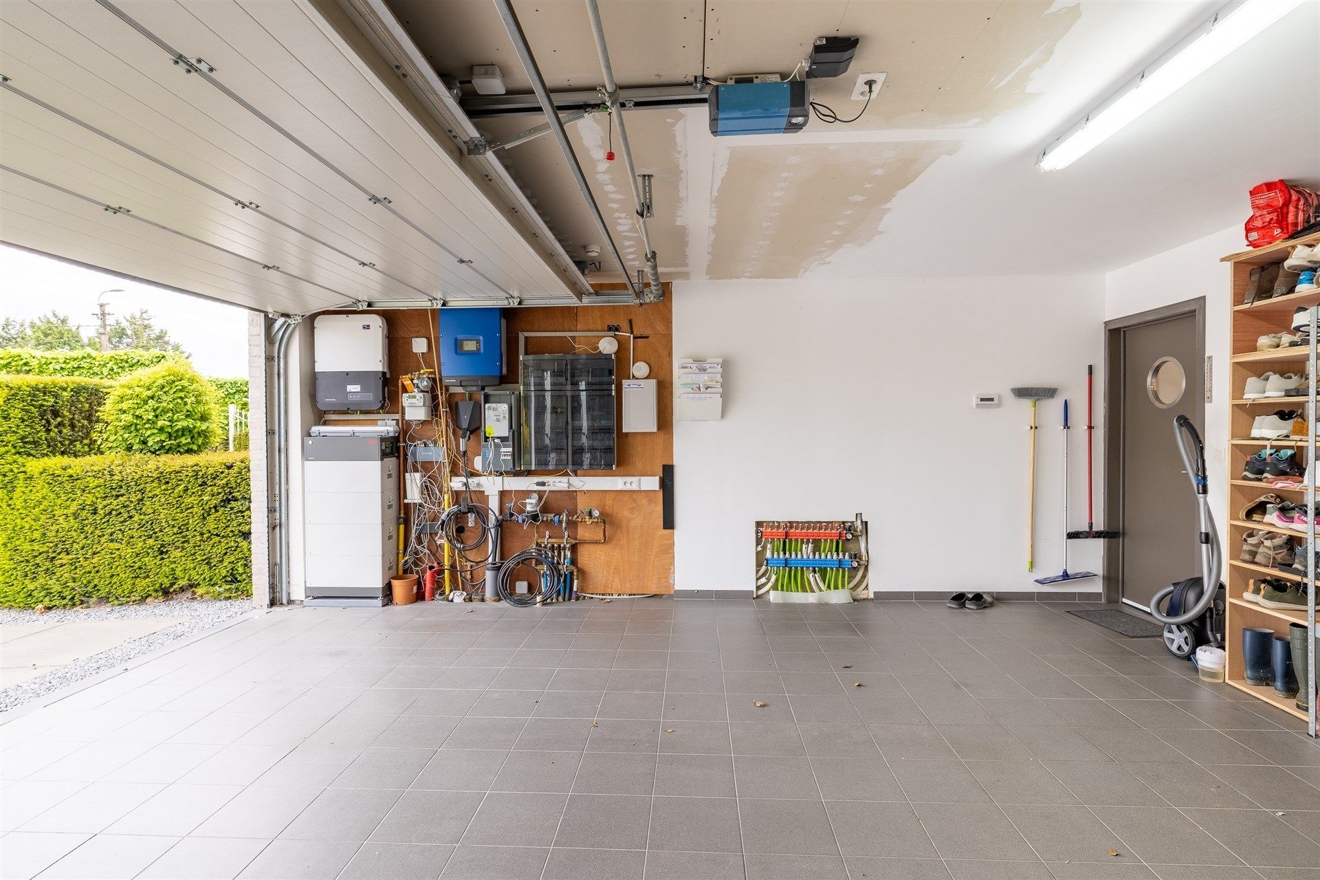 Bemeubelde ruime energiezuinige woning met grote tuin. foto 28