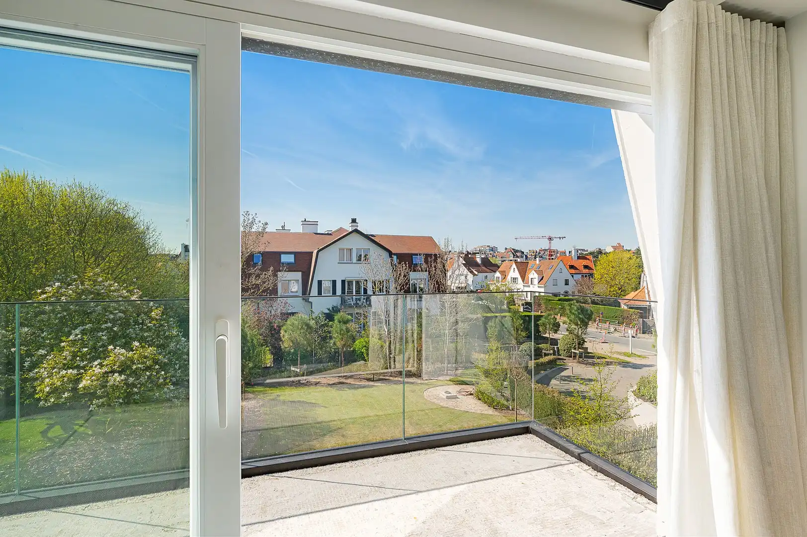 Zonnig gerenoveerd appartement met zuidwest gericht terras en open zicht op wandelafstand van het strand in hartje Zoute. foto 12
