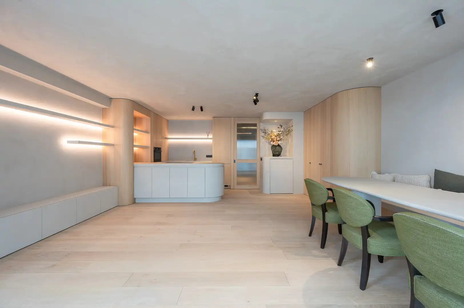 Gerenoveerd appartement met 3 slaapkamers, gelegen nabij de Zeedijk en het Driehoeksplein. foto 4