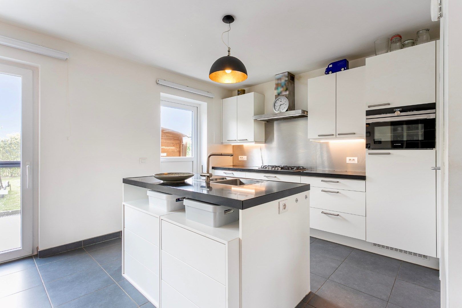 Instapklare woning met 3 slaapkamers, tuin en carport foto 9