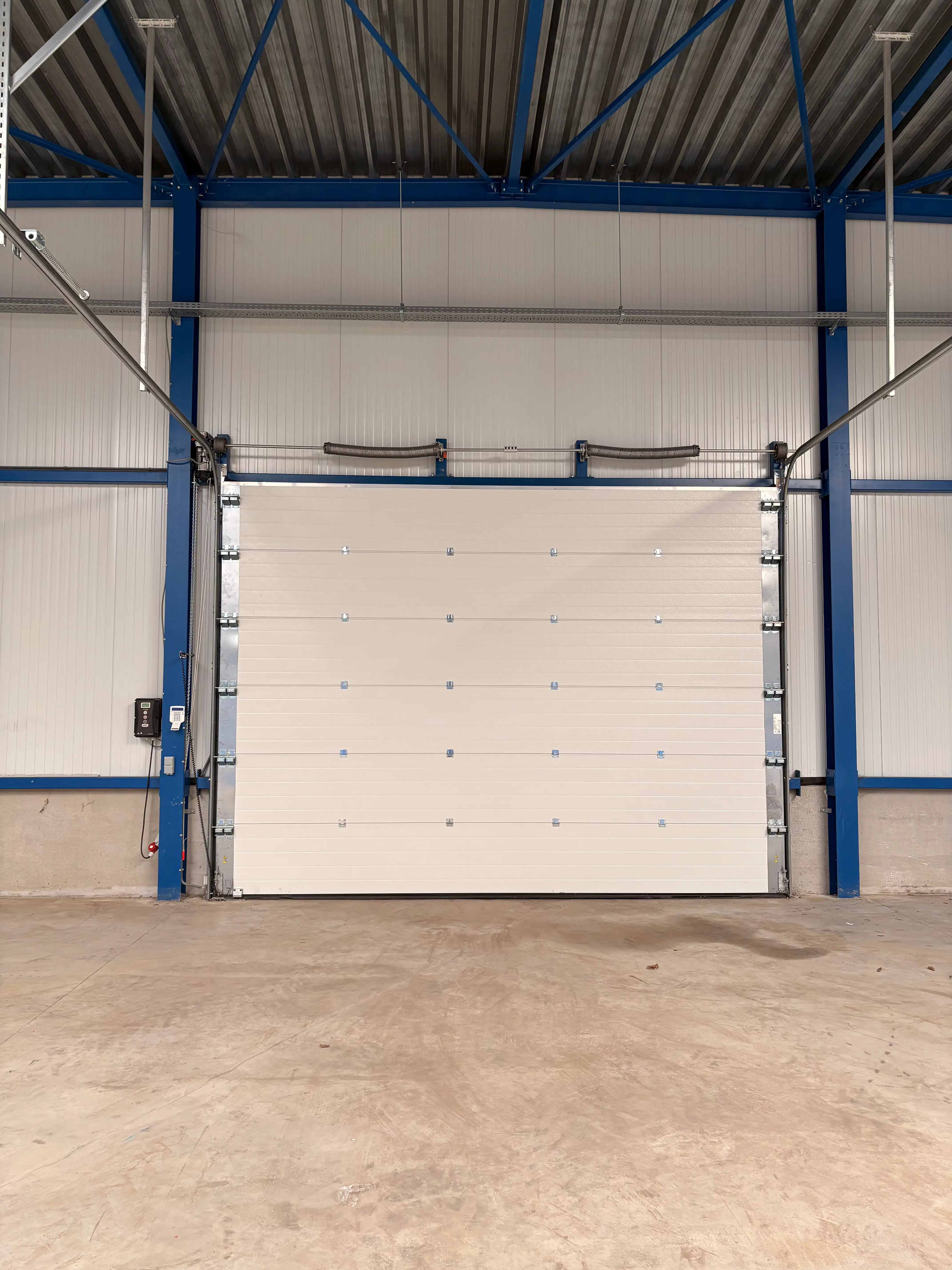 Functionele bedrijfs-/ opslaghal met aparte toegang en beveiliging foto 5