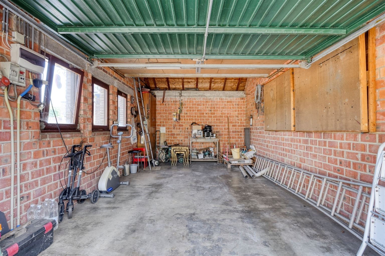 Vrijstaande woning met 4 slaapkamers, ruime tuin en garage op een riant perceel van 9a99ca, rustig gelegen nabij het centrum van Maaseik.  foto 29