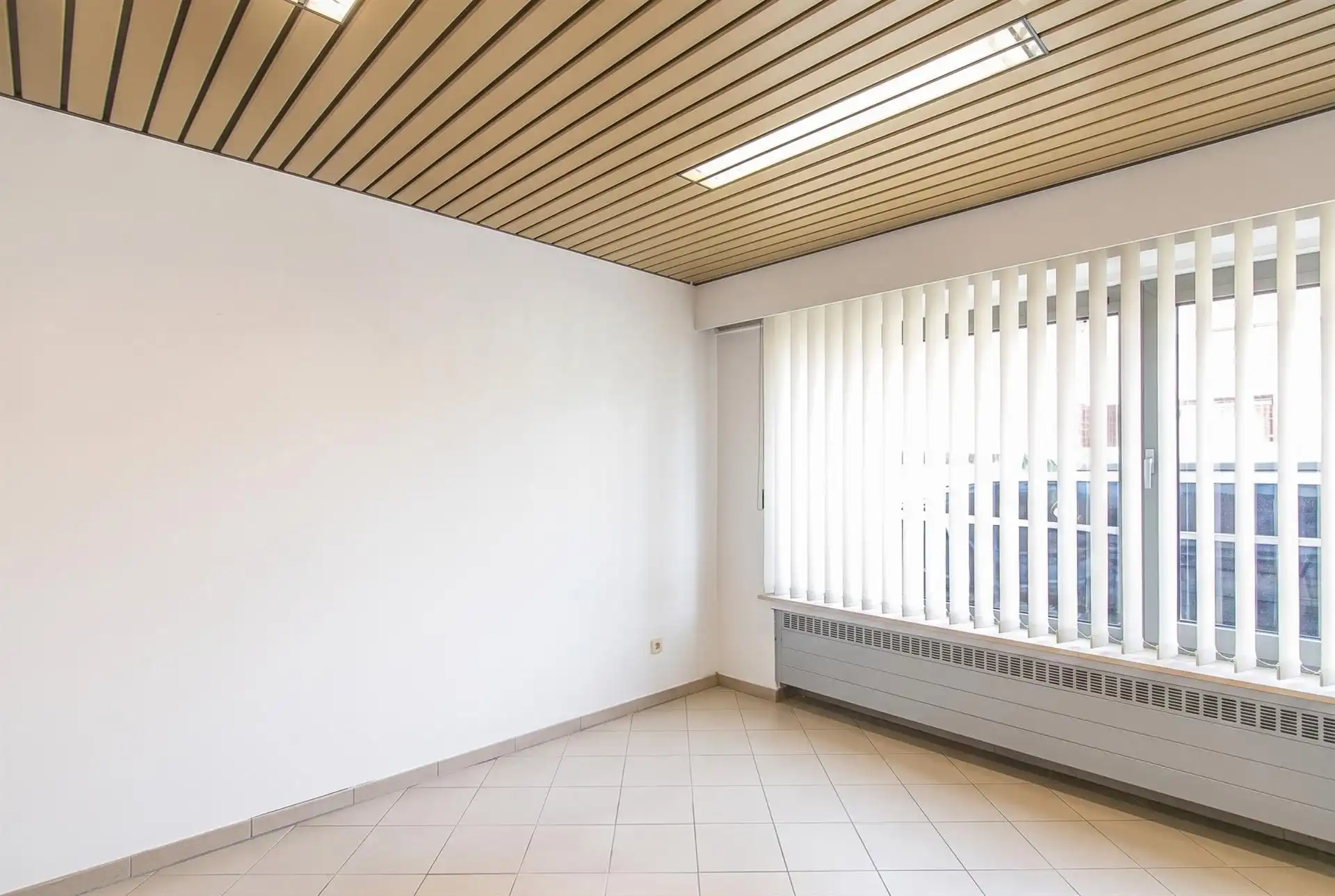 Ruime rijwoning met 4 slaapkamers, polyvalente ruimte, garage en zonnig terras. foto 6