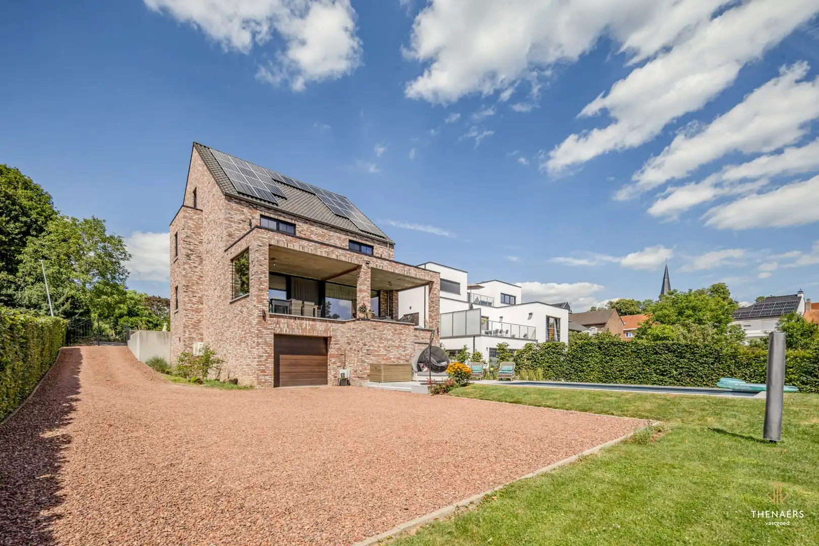 Exclusieve en bijzonder energiezuinige woning met 332 m² woonoppervlakte, vier autostaanplaatsen en verwarmd zwembad. foto 50