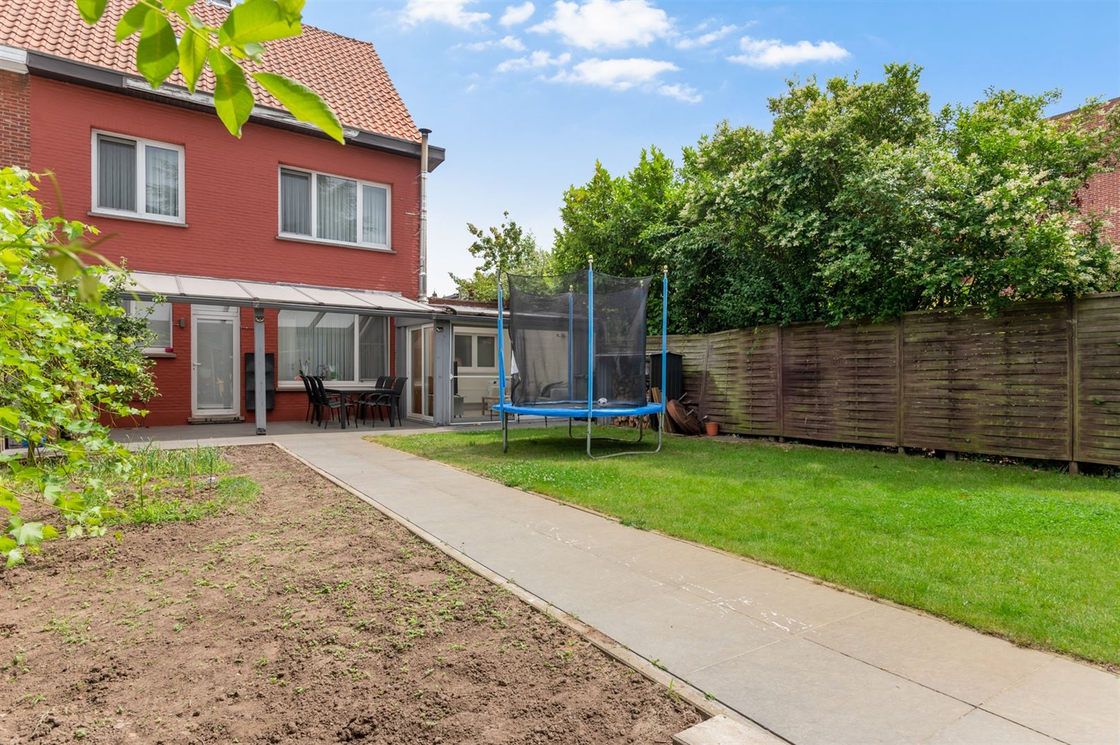 Gerenoveerde halfopen woning op ca. 300m2 met garage en tuin. foto 2