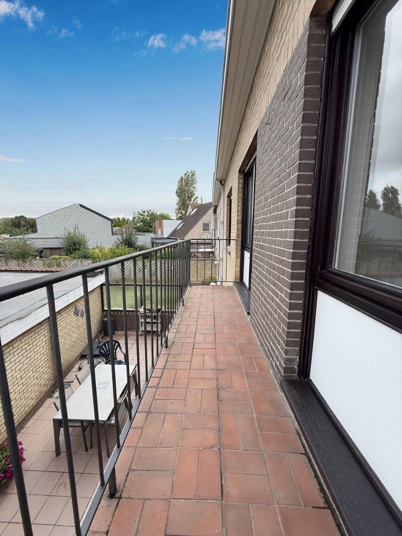 Instapklaar appartement met terras en garage te Bredene foto 17