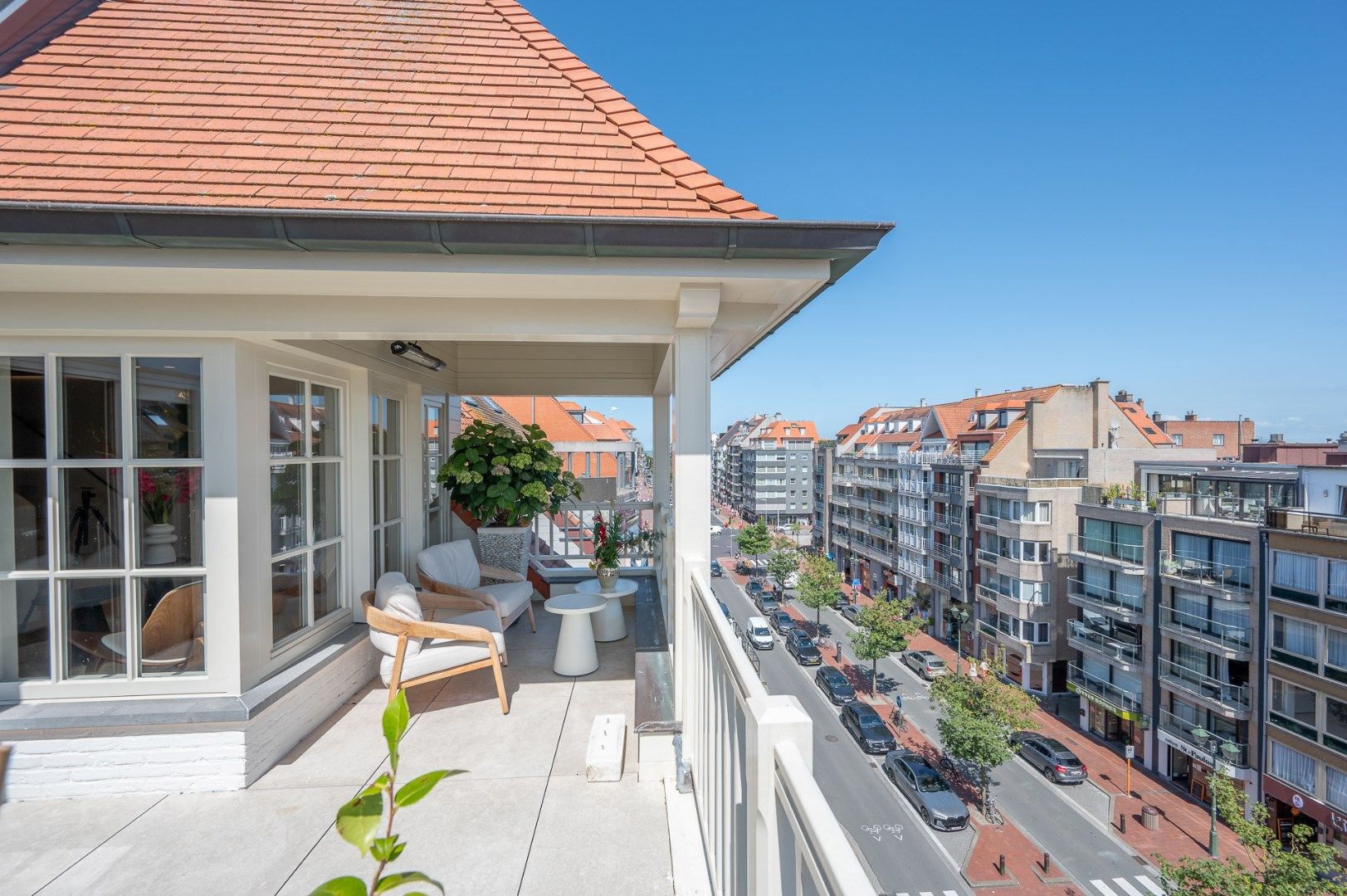 Luxueus gerenoveerd duplex dakappartement met mooie zonneterrassen gelegen in het centrum van Knokke. foto 1