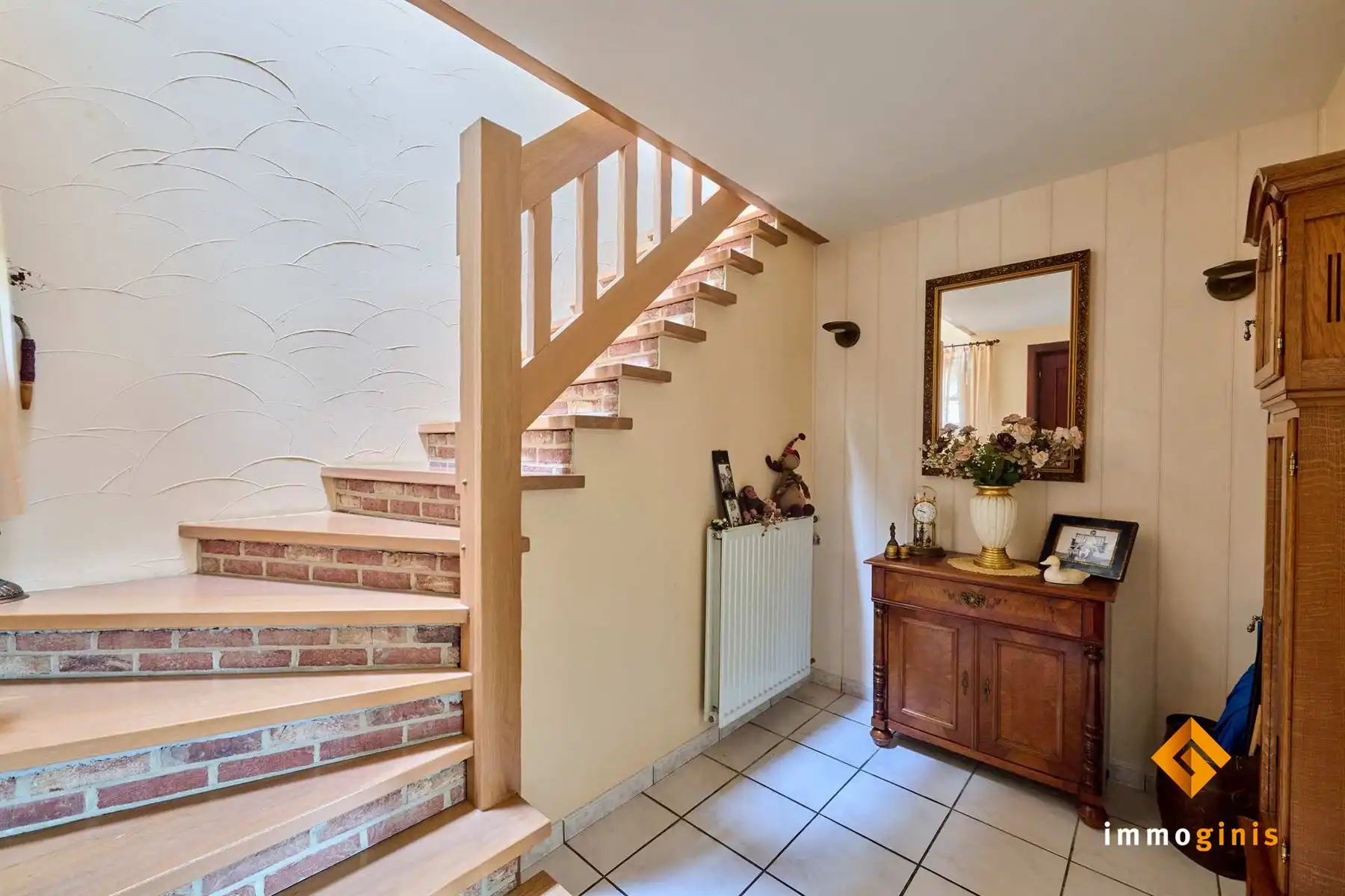 Zéér ruime woning met 3 à 4 slaapkamers, 2 badkamers en prachtige tuin in een rustige, kindvriendelijke buurt.  foto 3