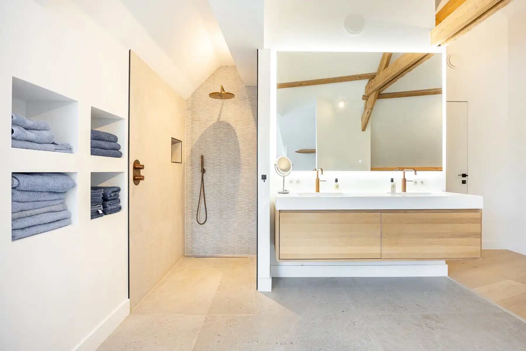 Luxueuze vernieuwbouwvilla met high-end afwerking foto 15