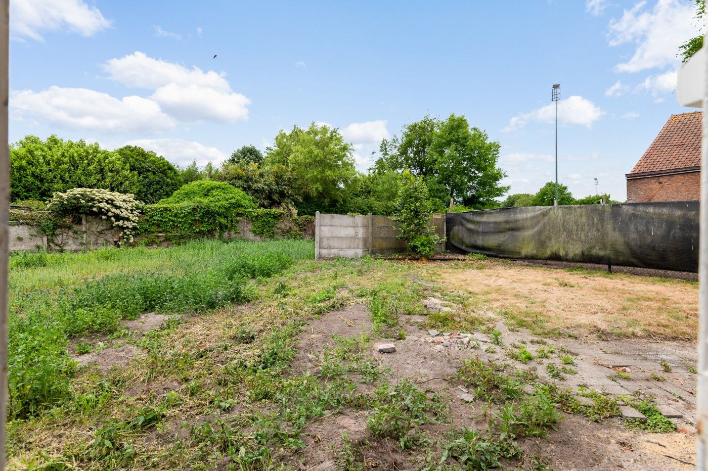 Charmante, te renoveren woning met 2 slpk. en tuin foto 22